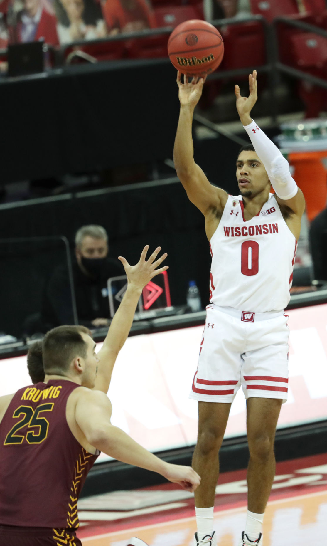 UW 77, Loyola Chicago 63